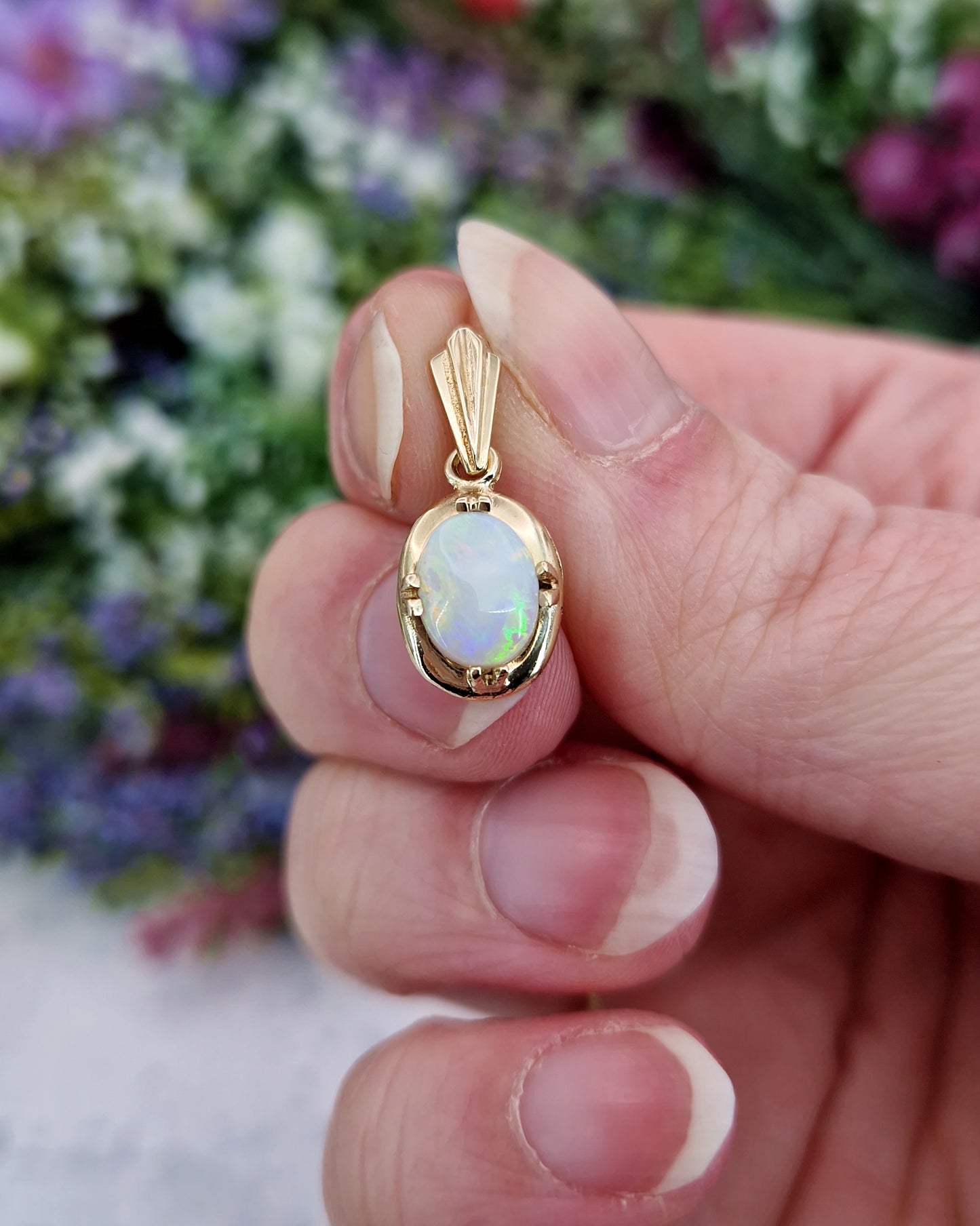 Vintage 1978 9ct Yellow Gold Dainty & Fine Natural Opal Solitaire Pendant Necklace