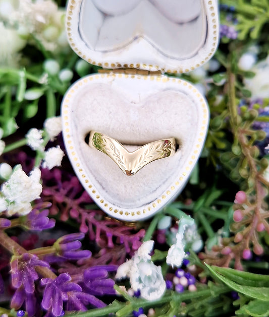 Vintage 1986 9ct Yellow Gold Leaf Engraved Wishbone V Stacking Wedding Band Ring / Size L or 6