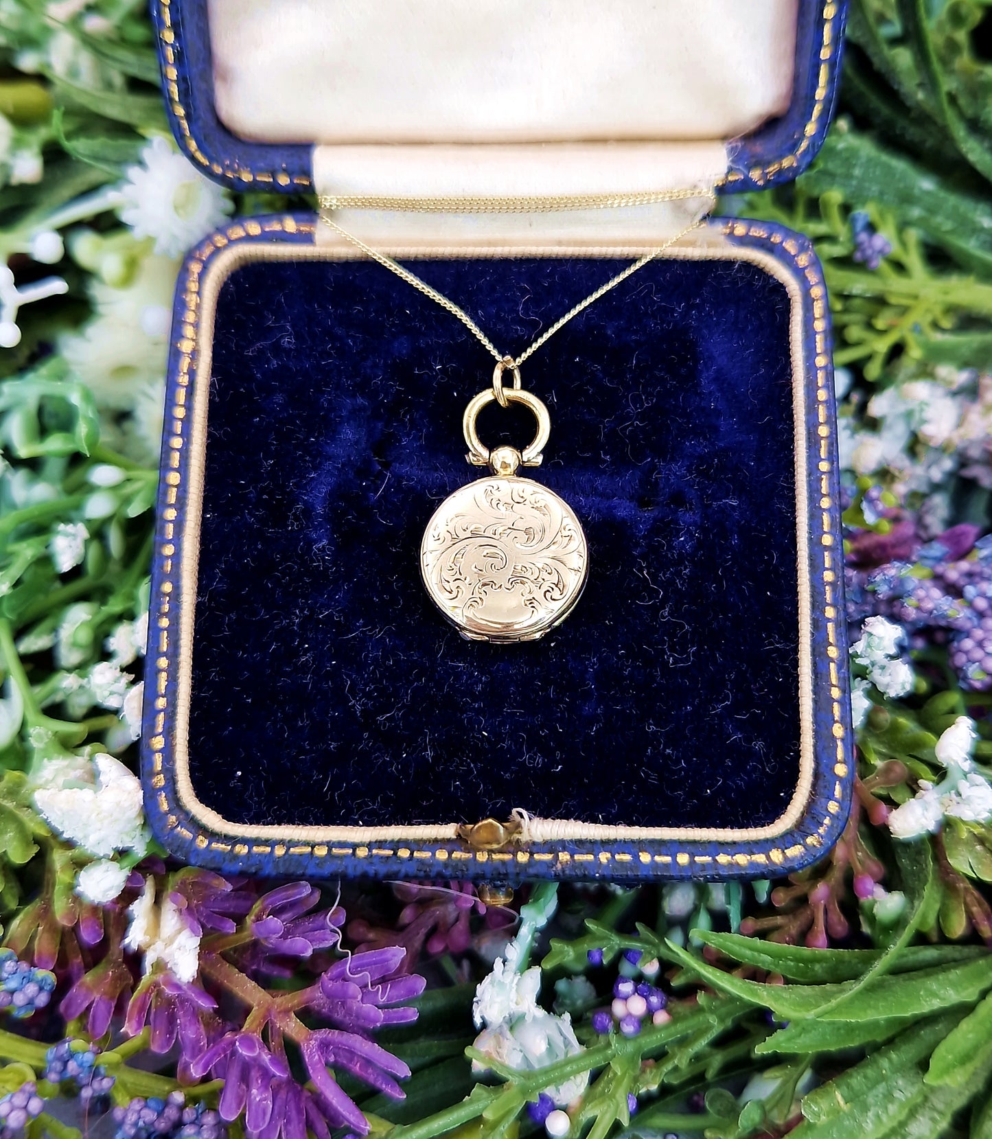 Antique Victorian 9ct Gold Ornate Engraved Ivy Leaf Oval Shaped Locket Pendant