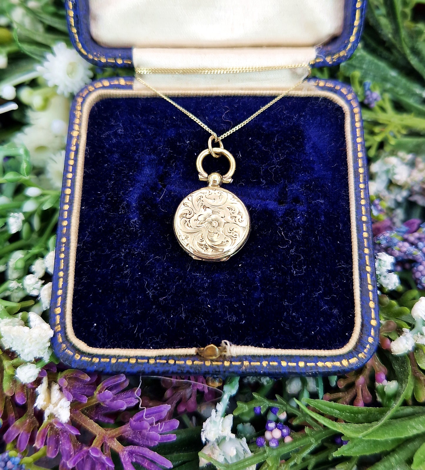Antique Victorian 9ct Gold Ornate Engraved Ivy Leaf Oval Shaped Locket Pendant
