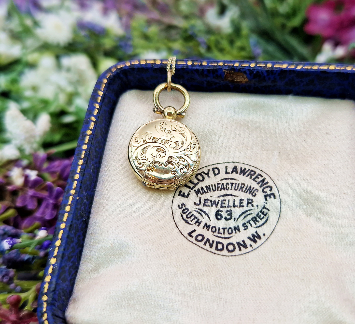Antique Victorian 9ct Gold Ornate Engraved Ivy Leaf Oval Shaped Locket Pendant