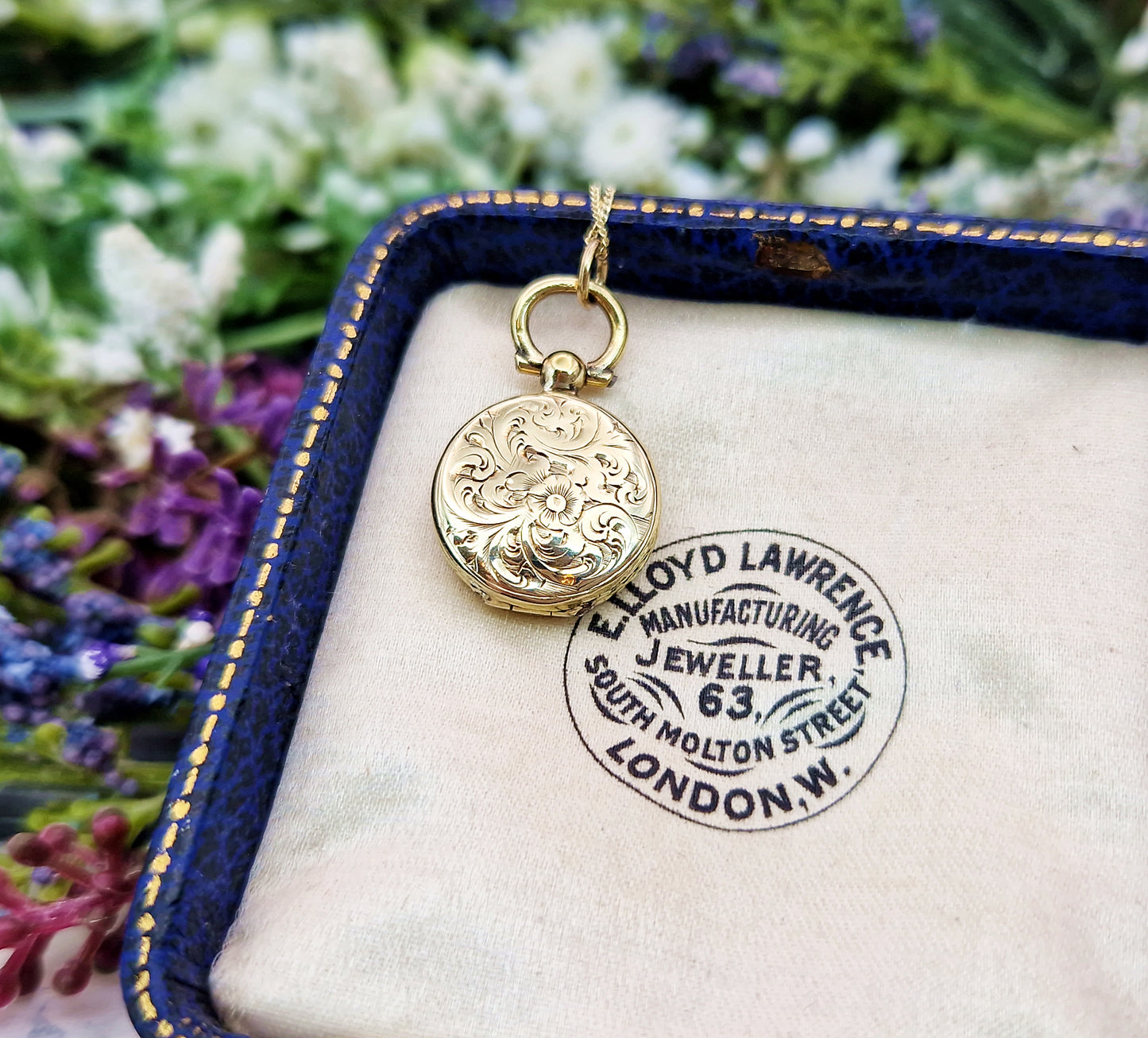 Antique Victorian 9ct Gold Ornate Engraved Ivy Leaf Oval Shaped Locket Pendant
