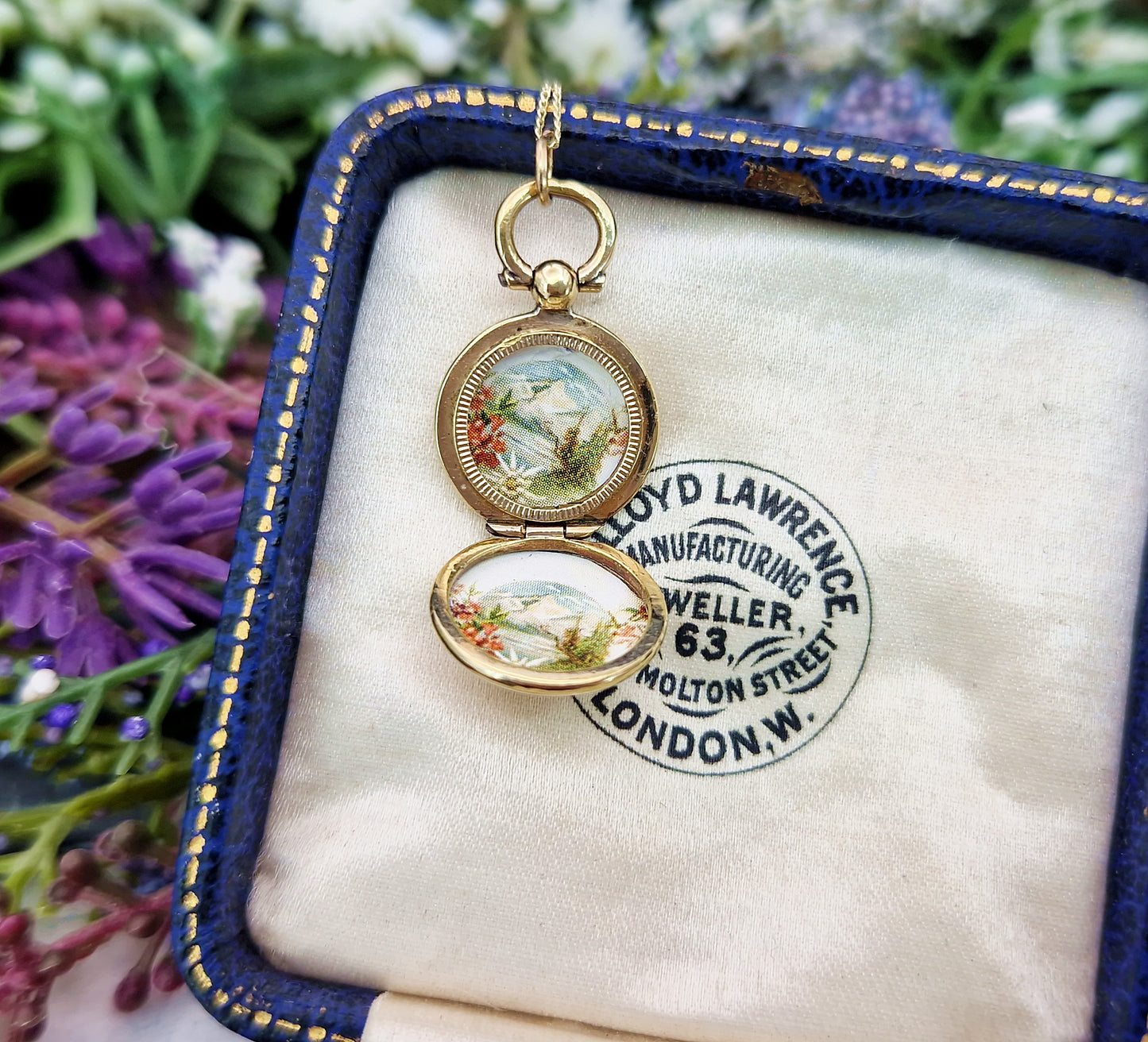Antique Victorian 9ct Gold Ornate Engraved Ivy Leaf Oval Shaped Locket Pendant