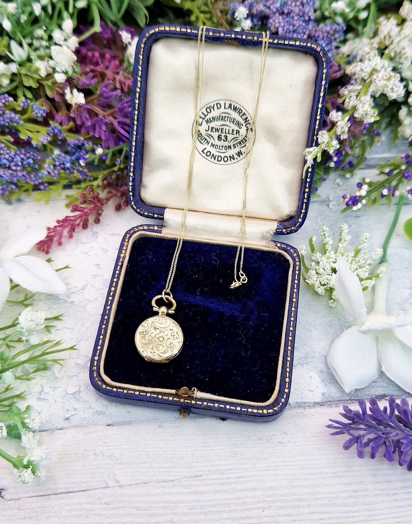 Antique Victorian 9ct Gold Ornate Engraved Ivy Leaf Oval Shaped Locket Pendant