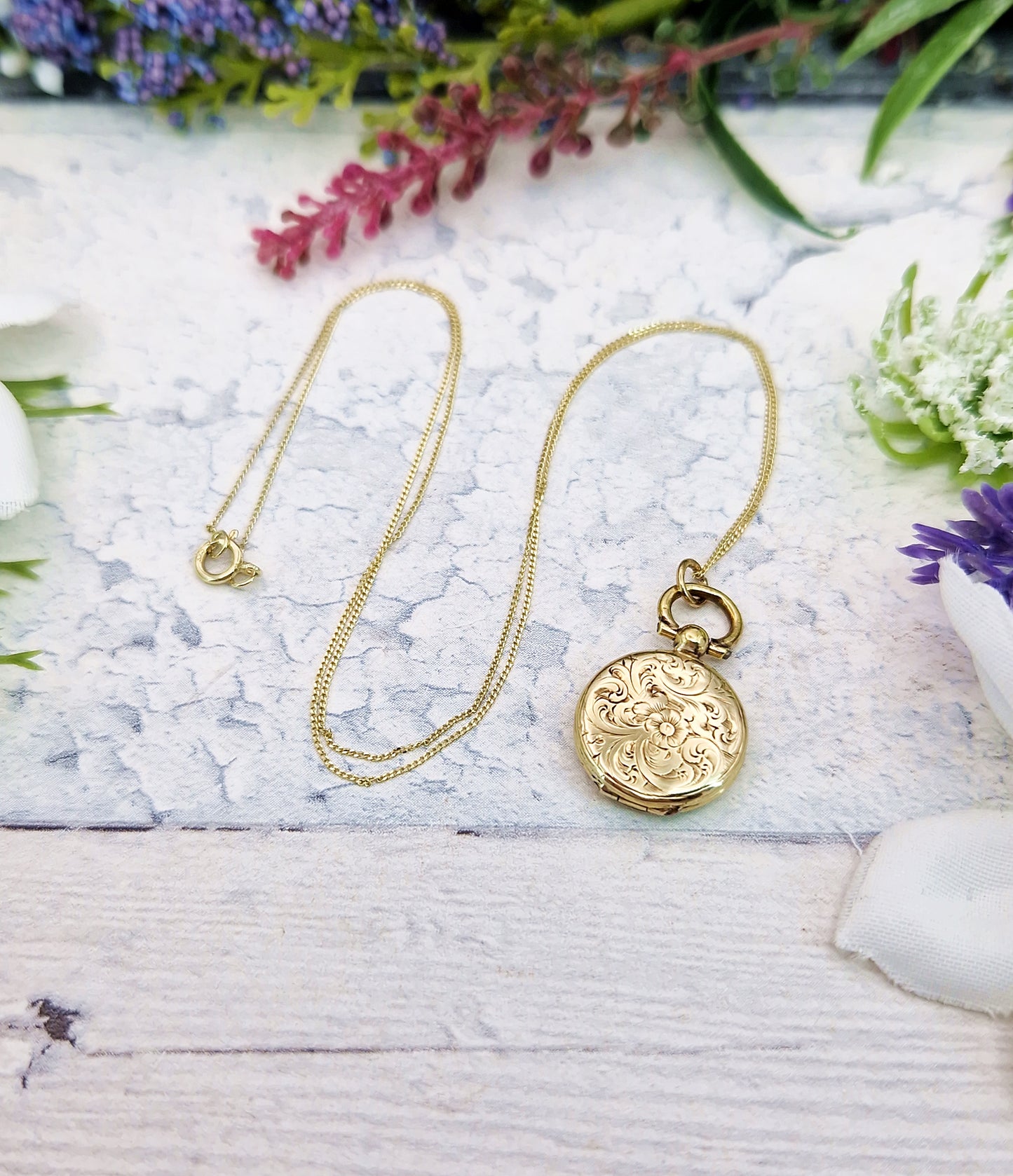 Antique Victorian 9ct Gold Ornate Engraved Ivy Leaf Oval Shaped Locket Pendant