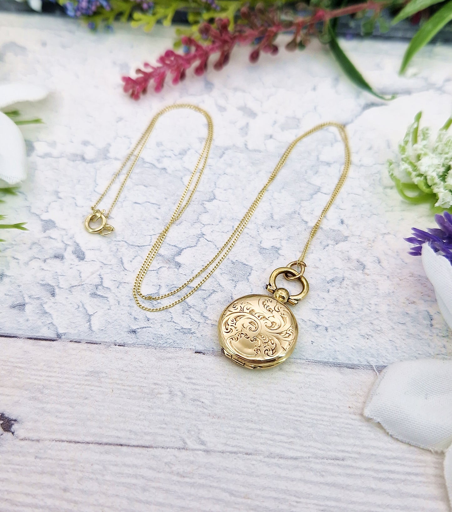 Antique Victorian 9ct Gold Ornate Engraved Ivy Leaf Oval Shaped Locket Pendant