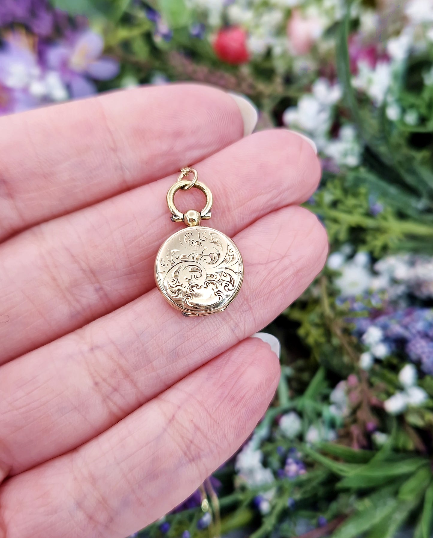 Antique Victorian 9ct Gold Ornate Engraved Ivy Leaf Oval Shaped Locket Pendant