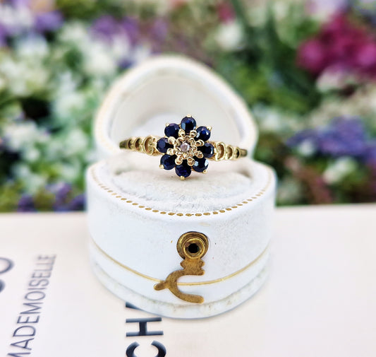 Vintage 1981 9ct Yellow Gold Classic Blue Sapphire and Diamond Daisy Cluster Ring / Size Q 1/2 or 8.75