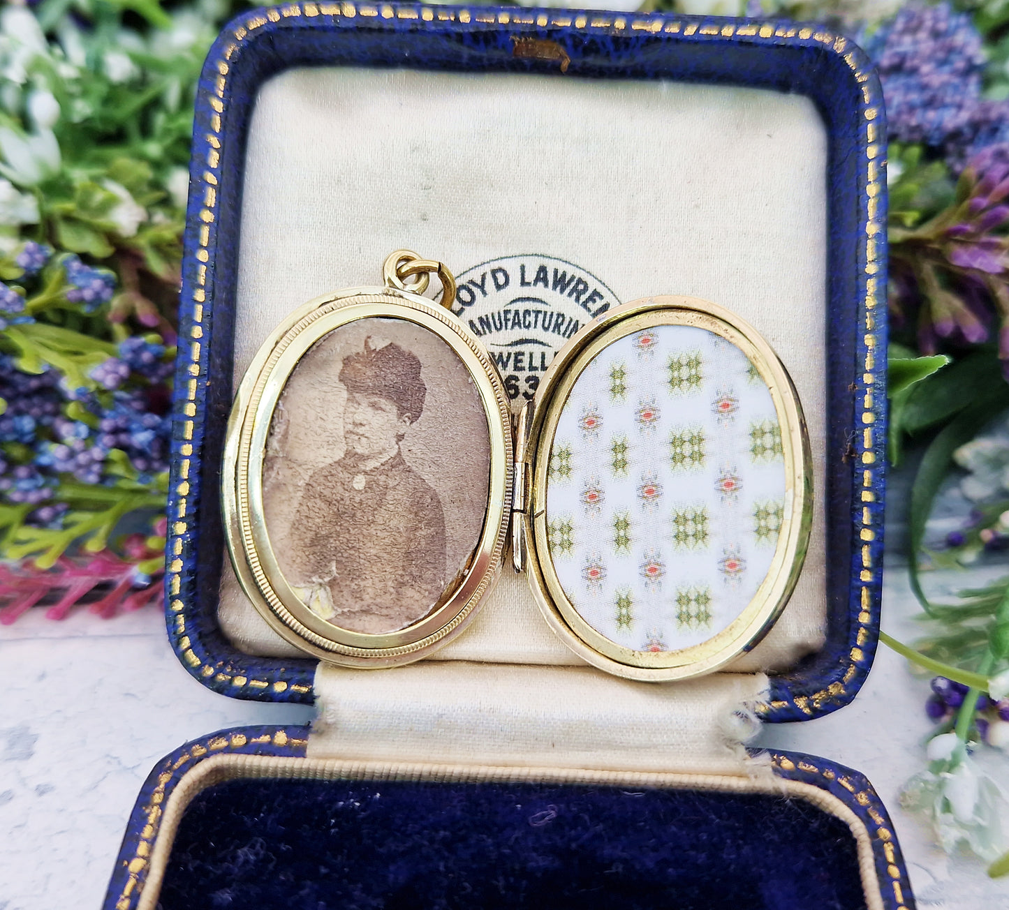 Antique Victorian 9ct Gold Large Ornate Engraved Oval Floral Locket Pendant