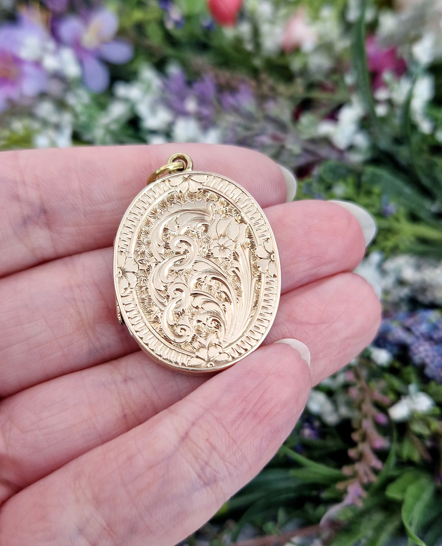 Antique Victorian 9ct Gold Large Ornate Engraved Oval Floral Locket Pendant