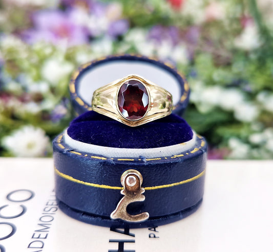 Vintage 9ct Yellow Gold Garnet Gemstone Solitaire Pinkie Ring / Size I 1/2 or 4.75