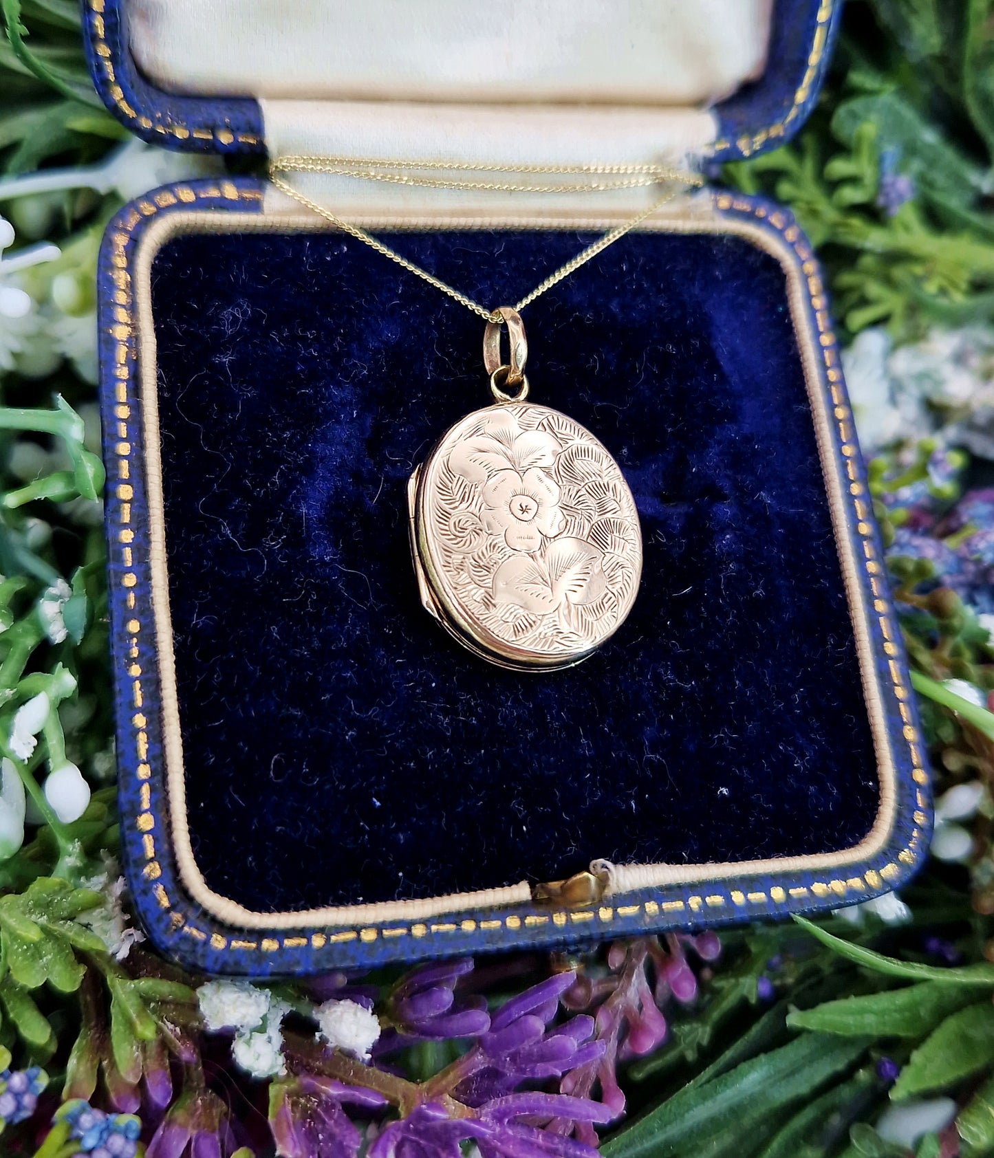Antique Victorian 9ct Gold Small Engraved Oval Floral Locket Pendant