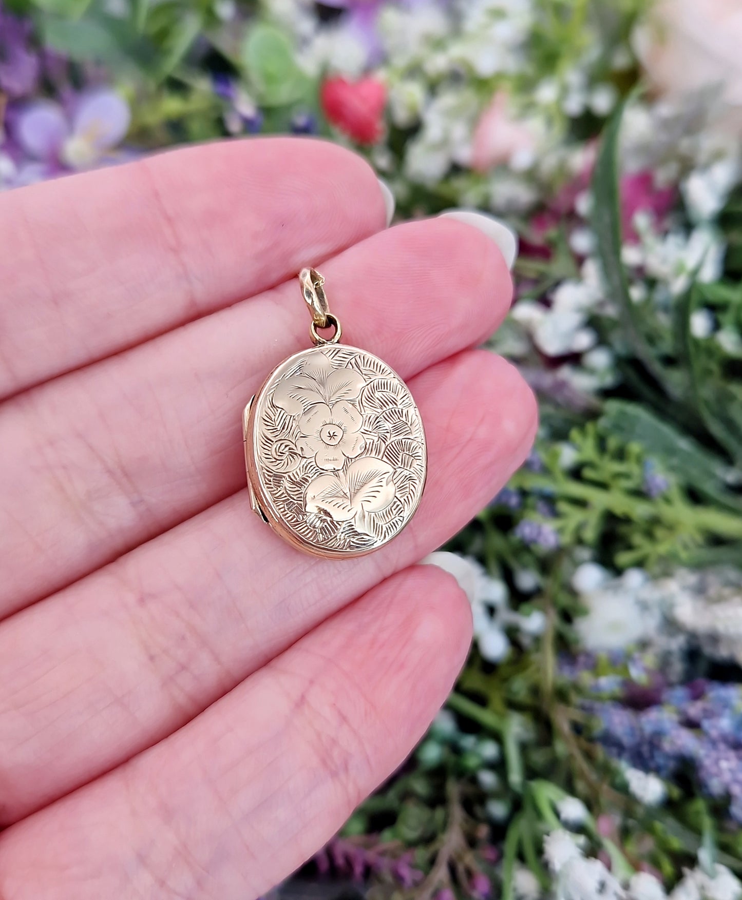 Antique Victorian 9ct Gold Small Engraved Oval Floral Locket Pendant