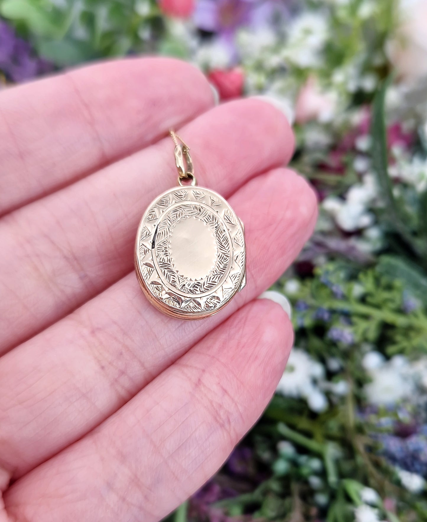 Antique Victorian 9ct Gold Small Engraved Oval Floral Locket Pendant