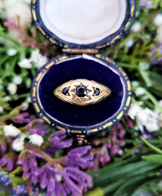 Vintage 1975 9ct Yellow Gold Celestial Star Sapphire Gemstone Trilogy Ring / Size P 1/2 or 8.25