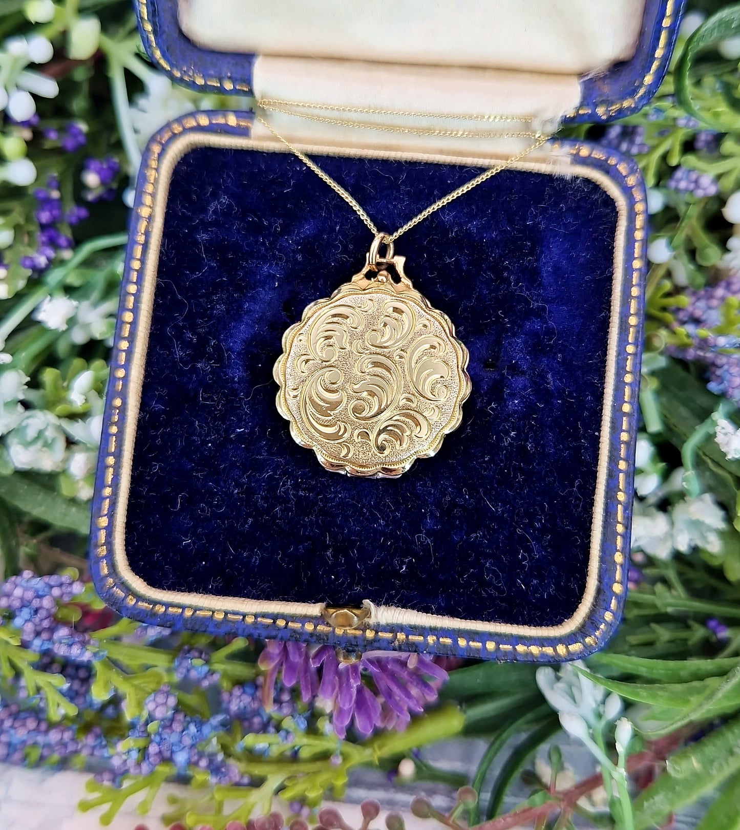 Antique Art Nouveau Gold Tone Ornate Engraved Scalloped Edge Round Locket Pendant