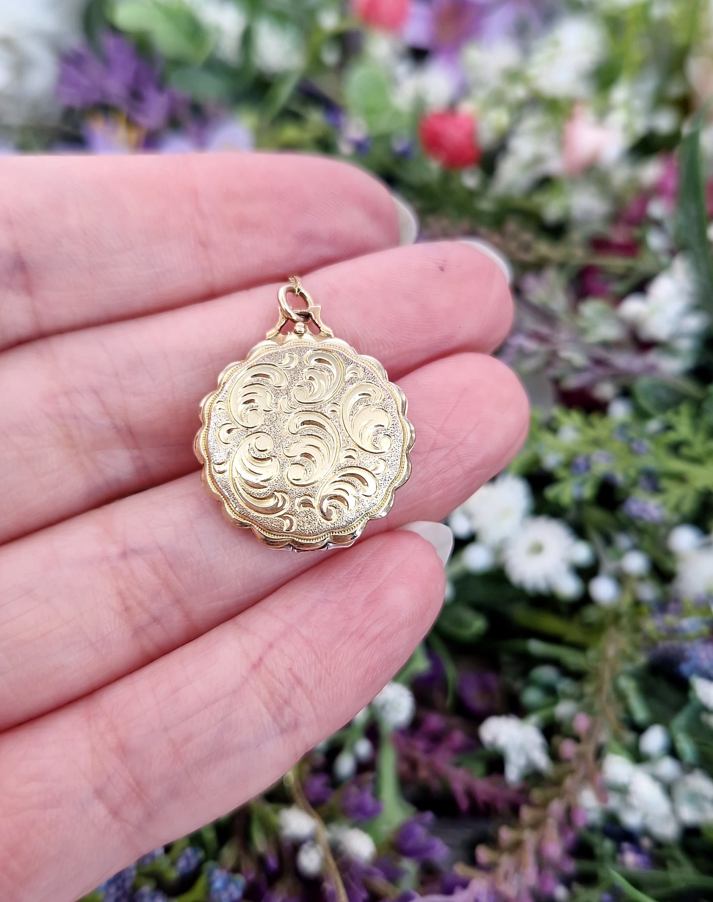 Antique Art Nouveau Gold Tone Ornate Engraved Scalloped Edge Round Locket Pendant