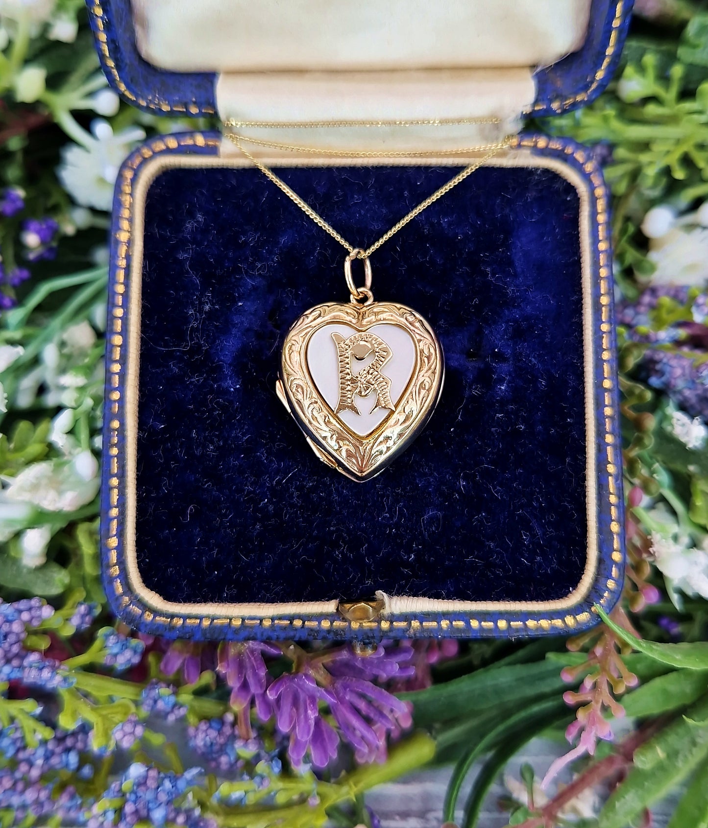 Antique Edwardian 9ct Yellow Gold Engraved Initial R Love Heart Locket Pendant