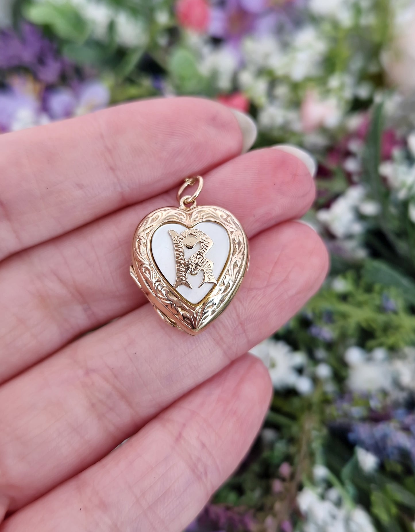 Antique Edwardian 9ct Yellow Gold Engraved Initial R Love Heart Locket Pendant