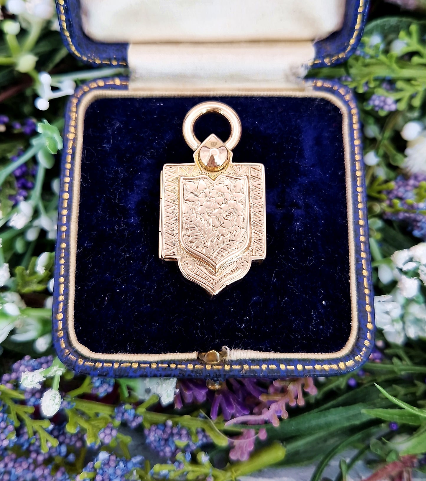 Antique Victorian 9ct Yellow Gold Heavy Ornate Engraved Shield Locket Pendant / 13 grams