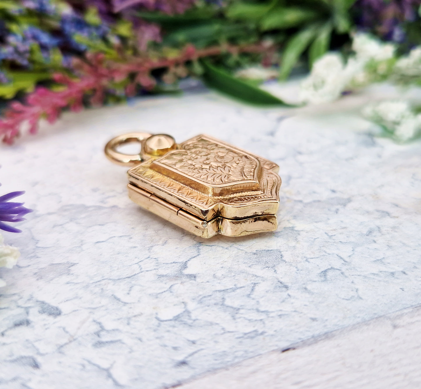 Antique Victorian 9ct Yellow Gold Heavy Ornate Engraved Shield Locket Pendant / 13 grams