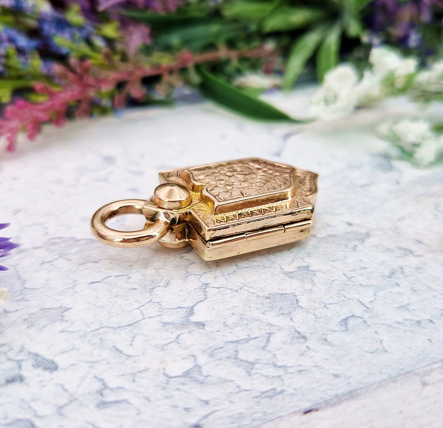 Antique Victorian 9ct Yellow Gold Heavy Ornate Engraved Shield Locket Pendant / 13 grams
