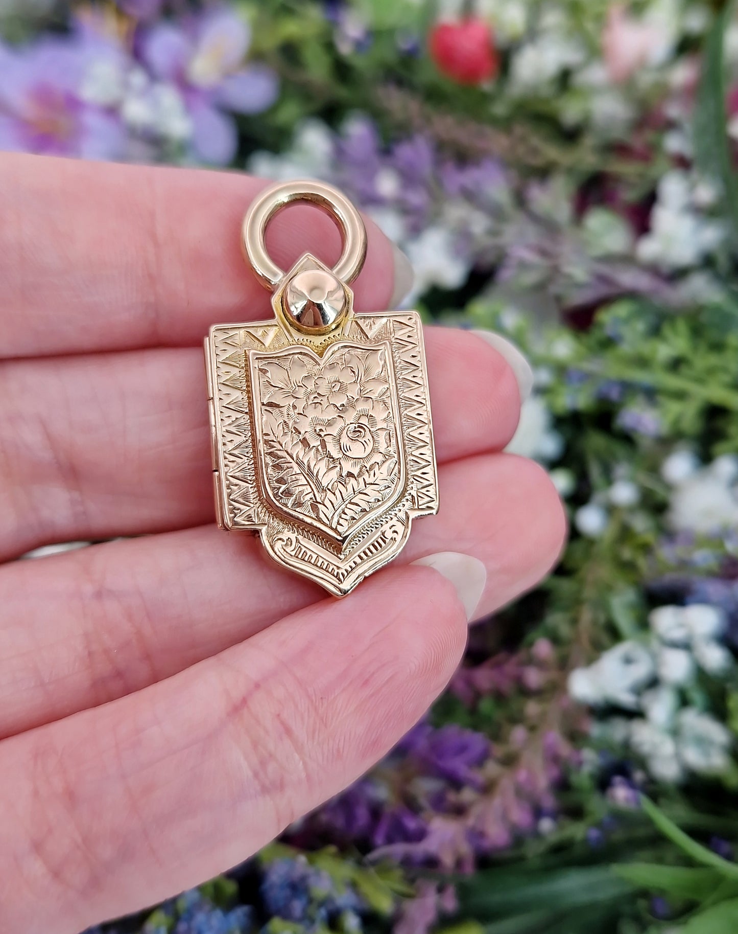 Antique Victorian 9ct Yellow Gold Heavy Ornate Engraved Shield Locket Pendant / 13 grams