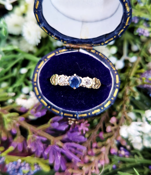 Vintage 1994 9ct Yellow Gold Cornflower Blue Sapphire and Diamond Trilogy Ring / Size L 1/2 or 6.25