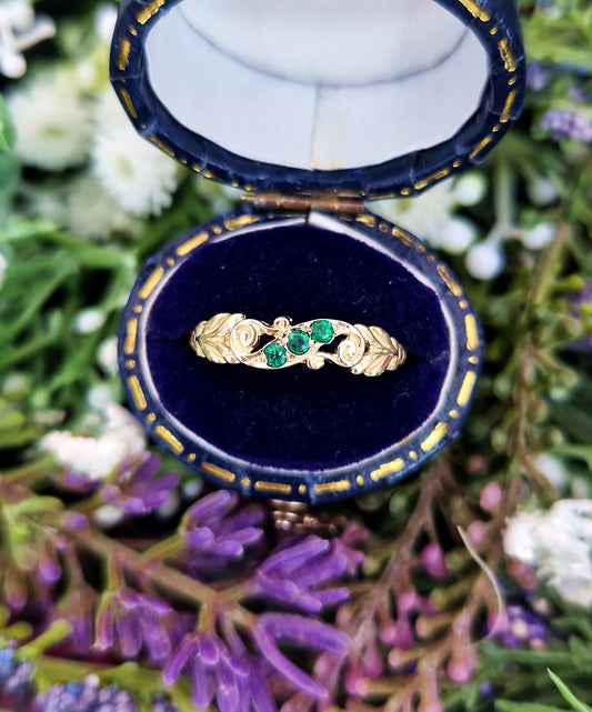 Vintage 1994 9ct Yellow Gold Ornate Emerald Trilogy Band Ring / Size O 1/2 or 7.75