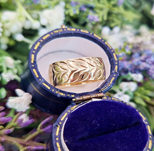 Vintage 1985 9ct Yellow Gold Wide Engraved Leaf Band Ring / Size O or 7.5