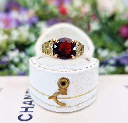 Vintage 1978 9ct Yellow Gold Red Garnet Gemstone Solitaire Ring / Size M or 6.5