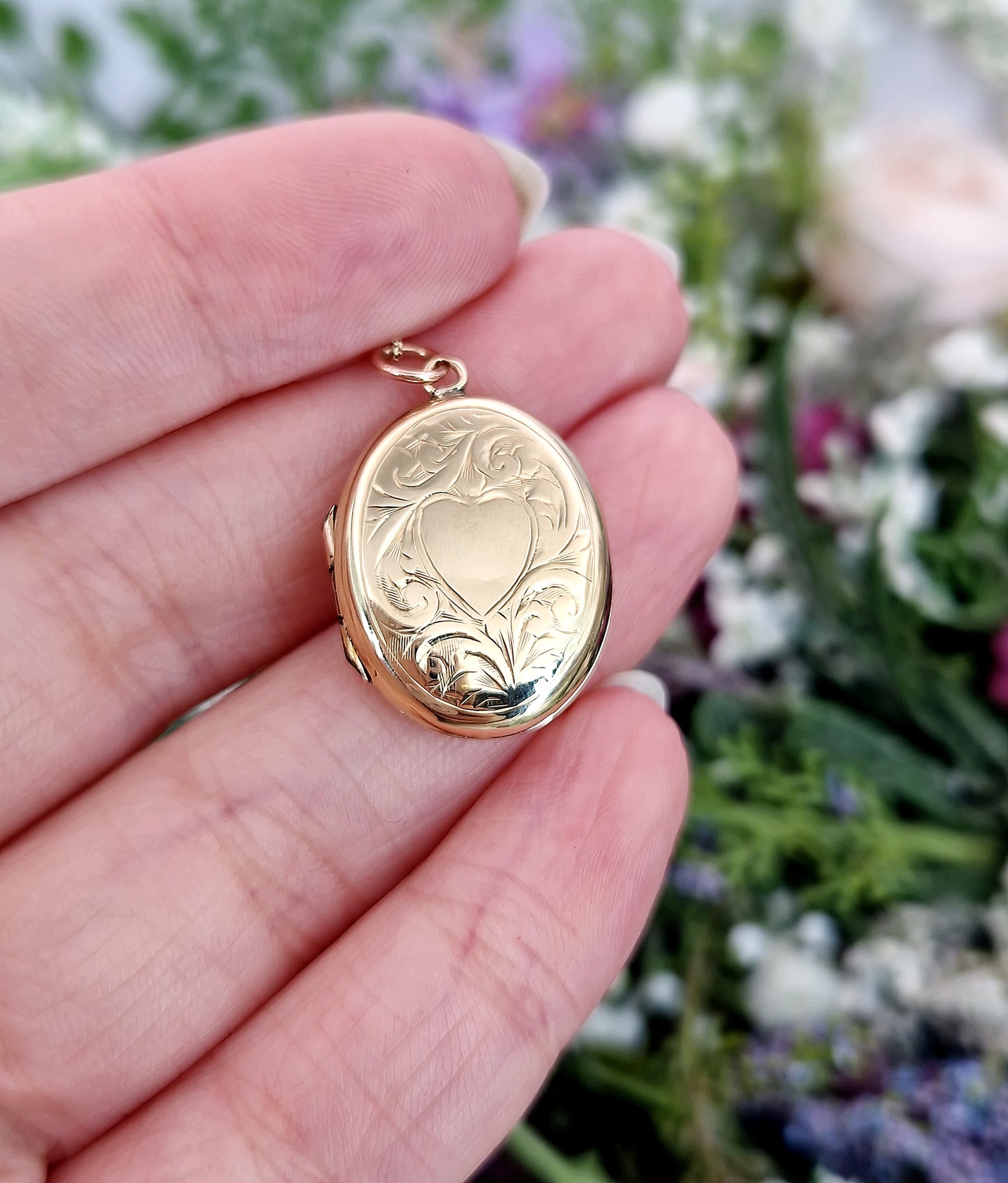 Antique Art Nouveau 9ct Yellow Gold Engraved Oval Love Heart Locket Pendant