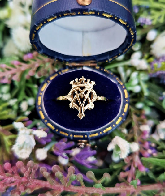 Vintage Edinburgh 1989 9ct Yellow Gold Scottish Luckenbooth Heart Ring / Size J 1/2 or 5.25