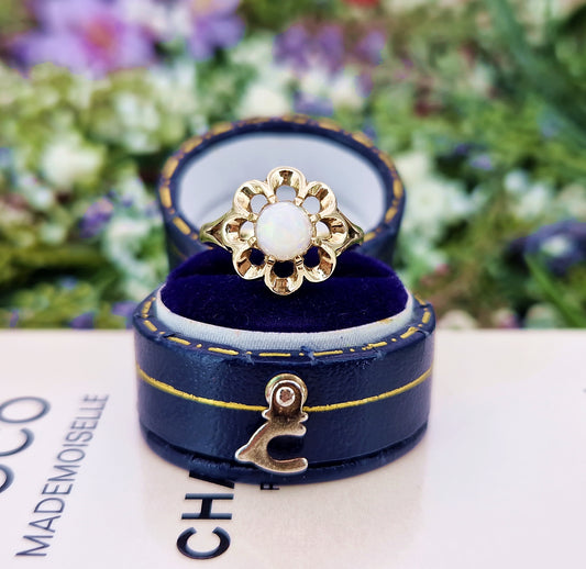Vintage 1966 9ct Yellow Gold Natural Opal Cabochon Buttercup Solitaire Ring / Size J 1/2 or 5.25