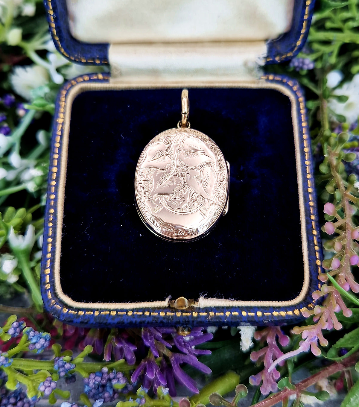 Antique Victorian 9ct Yellow Gold Ornate Blue and White Enamel Floral Engraved Locket