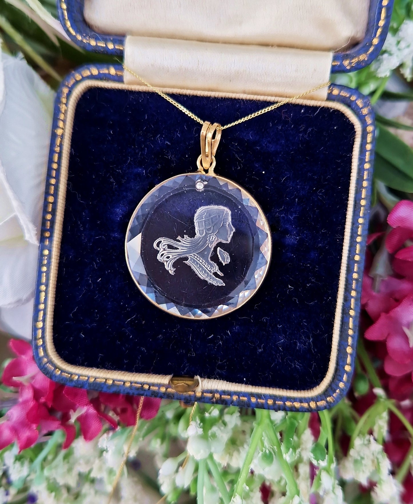 Vintage Art Nouveau Style 14ct Yellow Gold Carved Glass Intaglio Lady Cameo Pendant