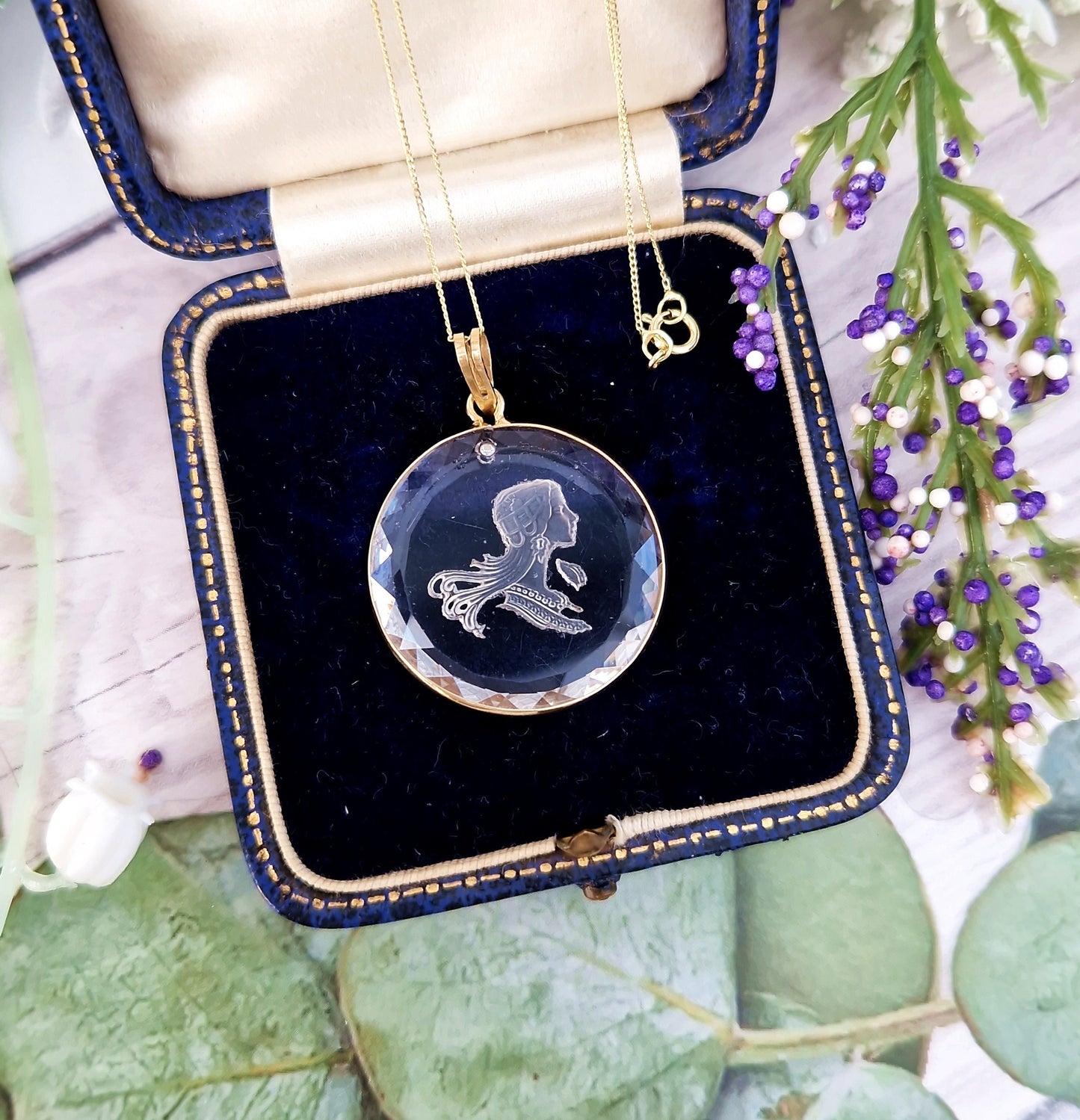 Vintage Art Nouveau Style 14ct Yellow Gold Carved Glass Intaglio Lady Cameo Pendant